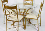 Conjunto de mesa com base de metal dourado e ta... - Conjunto de mesa com base de metal dourado e tampo de vidro, acompanham 4 cadeiras com assentos estofados.