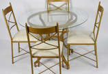 Conjunto de mesa com base de metal dourado e ta... - Conjunto de mesa com base de metal dourado e tampo de vidro, acompanham 4 cadeiras com assentos estofados.