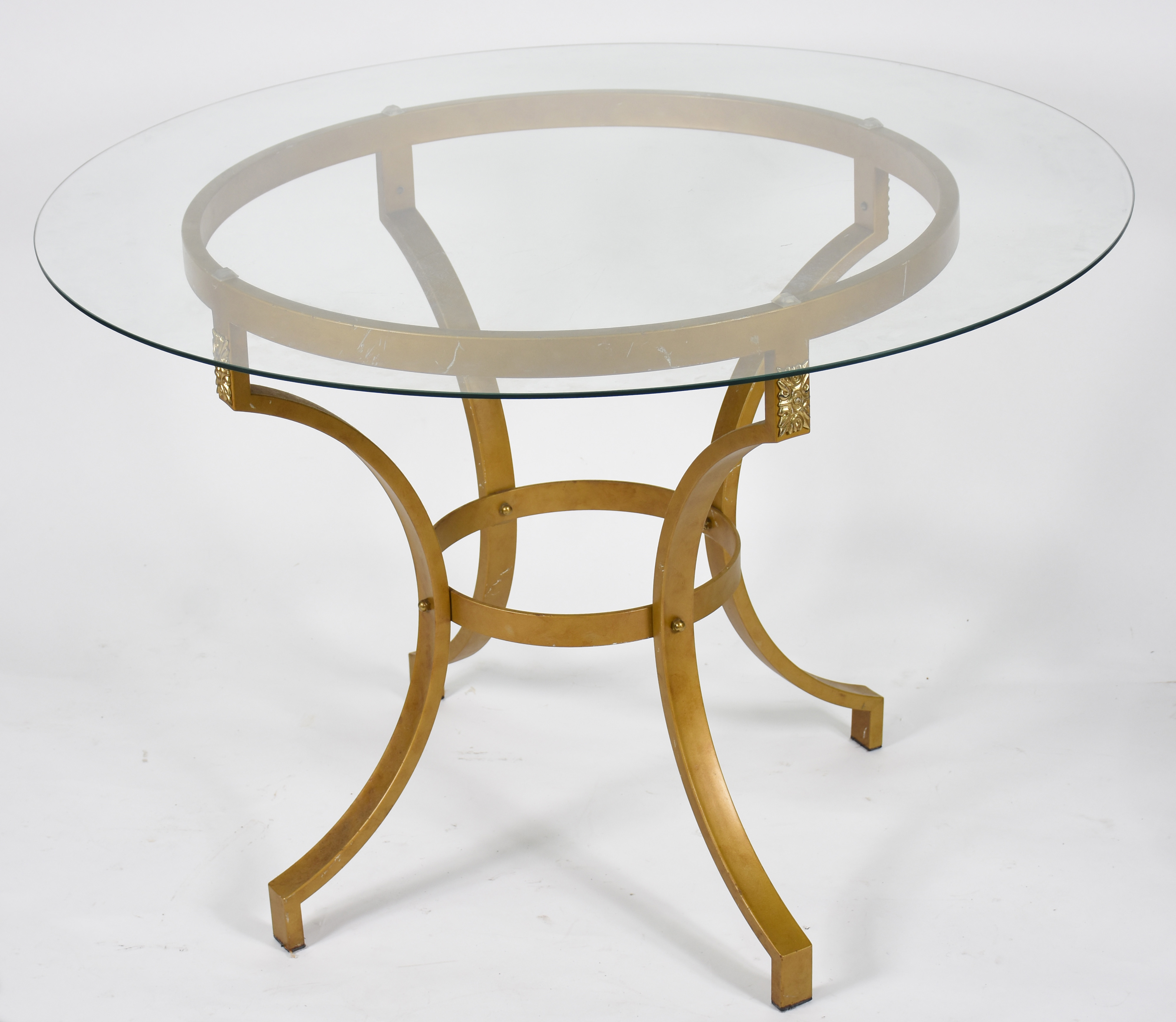 Conjunto de mesa com base de metal dourado e tampo de vidro... - foto 3 de 7
