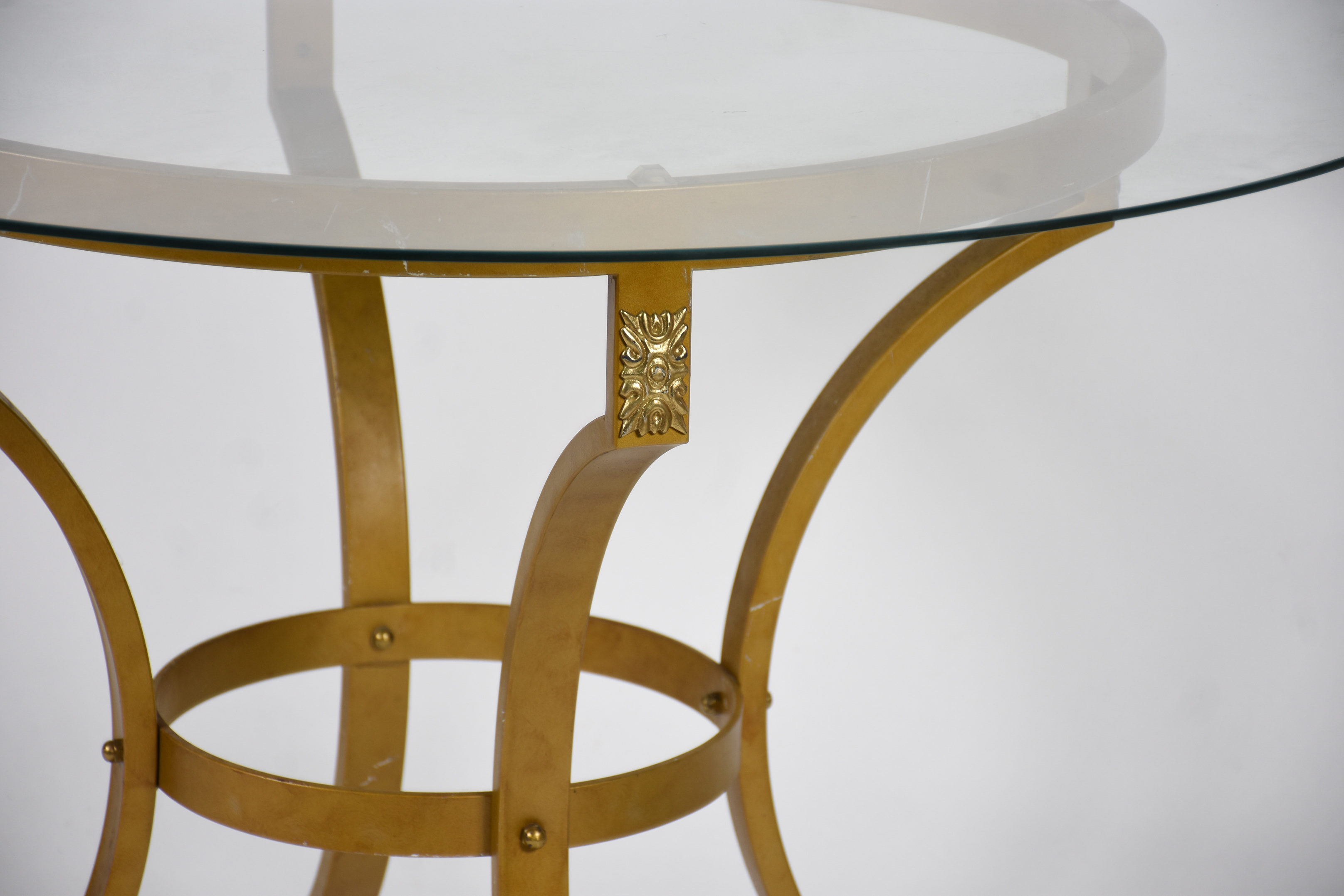 Conjunto de mesa com base de metal dourado e tampo de vidro... - foto 4 de 7