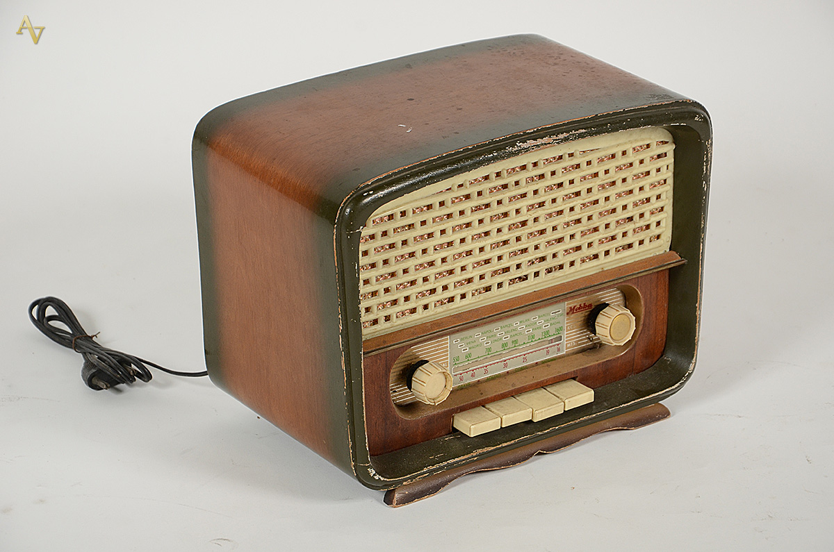 Antigo rádio. Medidas 27 x 16 cm e altura 20 cm (não funciona)