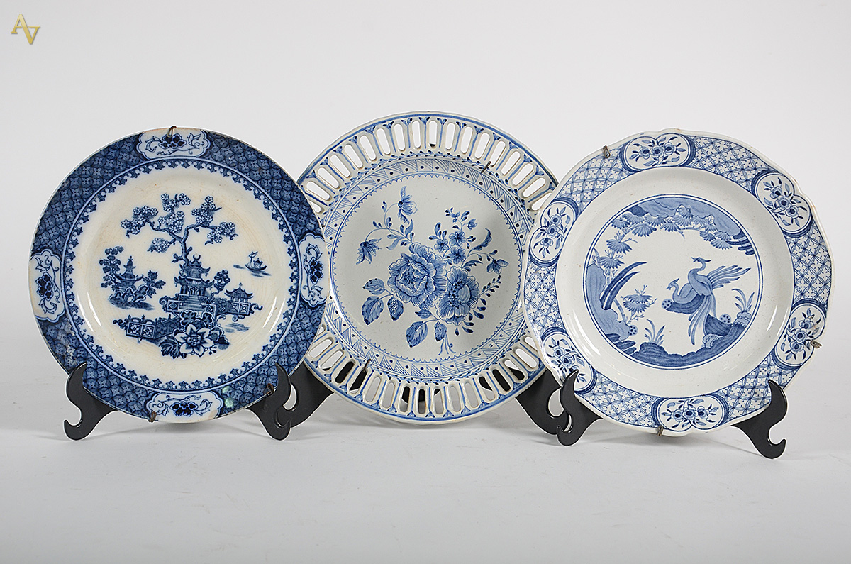 Três pratos de parede azul e branco (um com restauro), sendo dois de... - foto 1 de 4