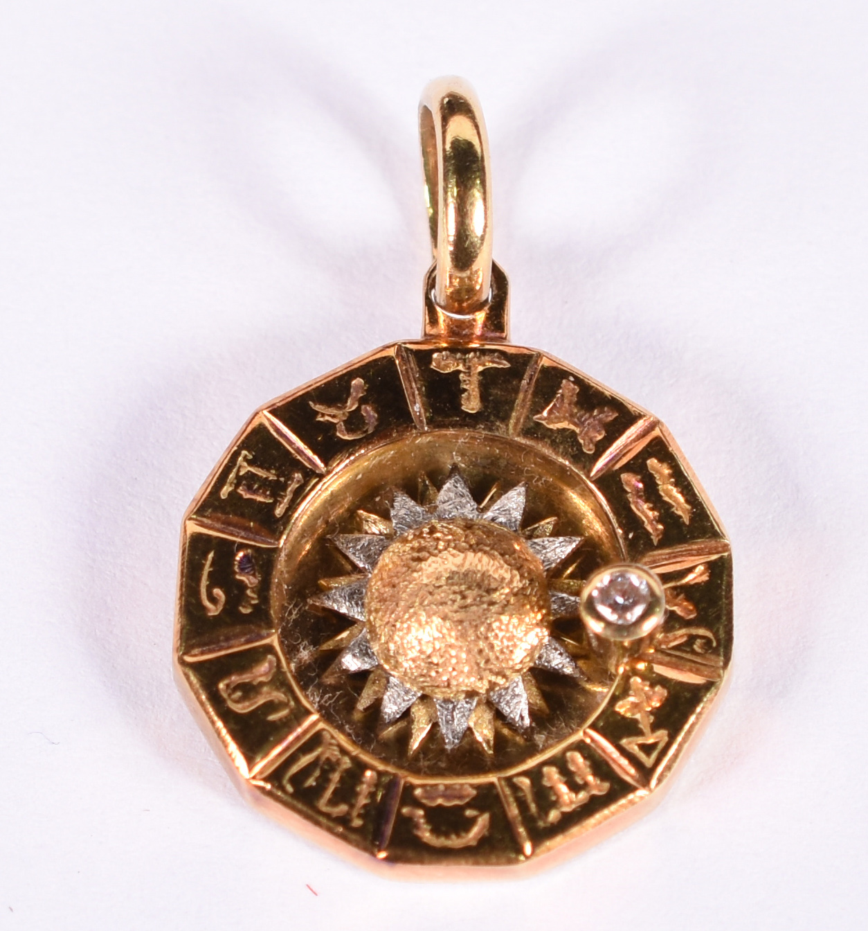 Pendente de ouro 18 k com sol e signos .( Por questão de segurança a... - foto 2 de 4