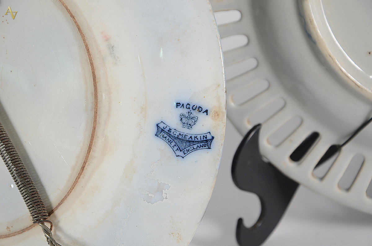 Três pratos de parede azul e branco (um com restauro), sendo dois de... - foto 3 de 4