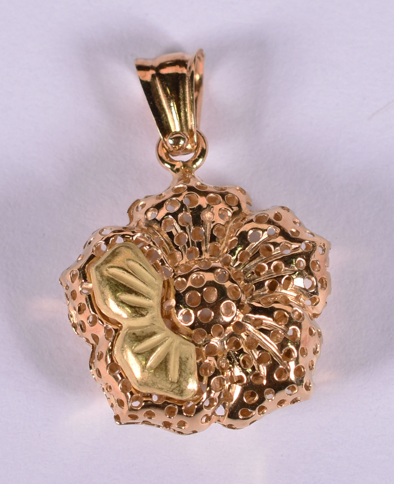 Pendente de ouro 18 k em formato de flor .( Por questão de segurança... - foto 1 de 3
