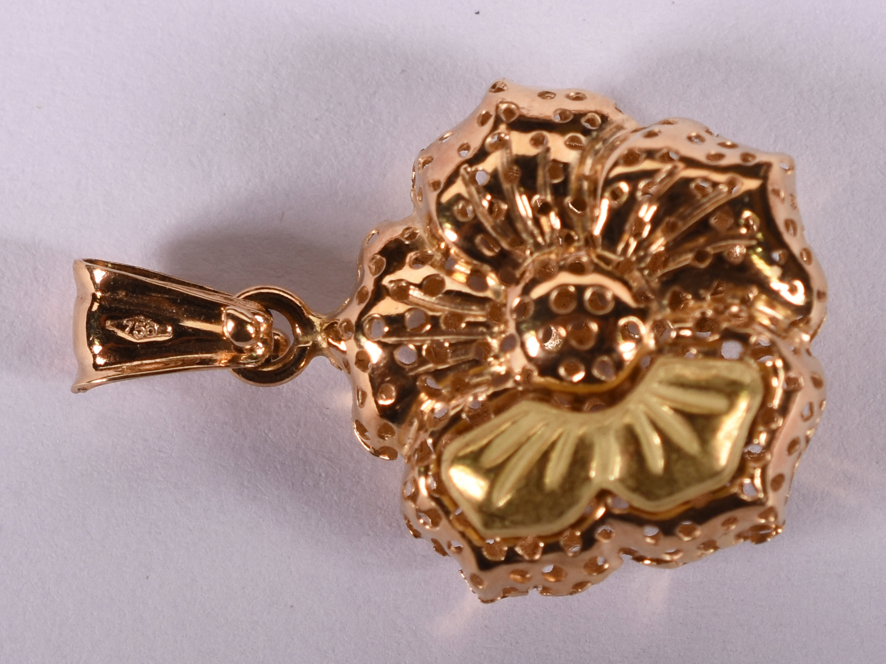 Pendente de ouro 18 k em formato de flor .( Por questão de segurança... - foto 3 de 3