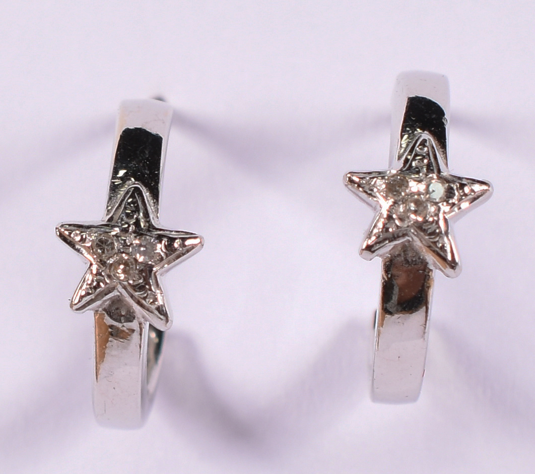 Par de brincos de ouro 18 k branco , meia argola com estrela em... - foto 1 de 3