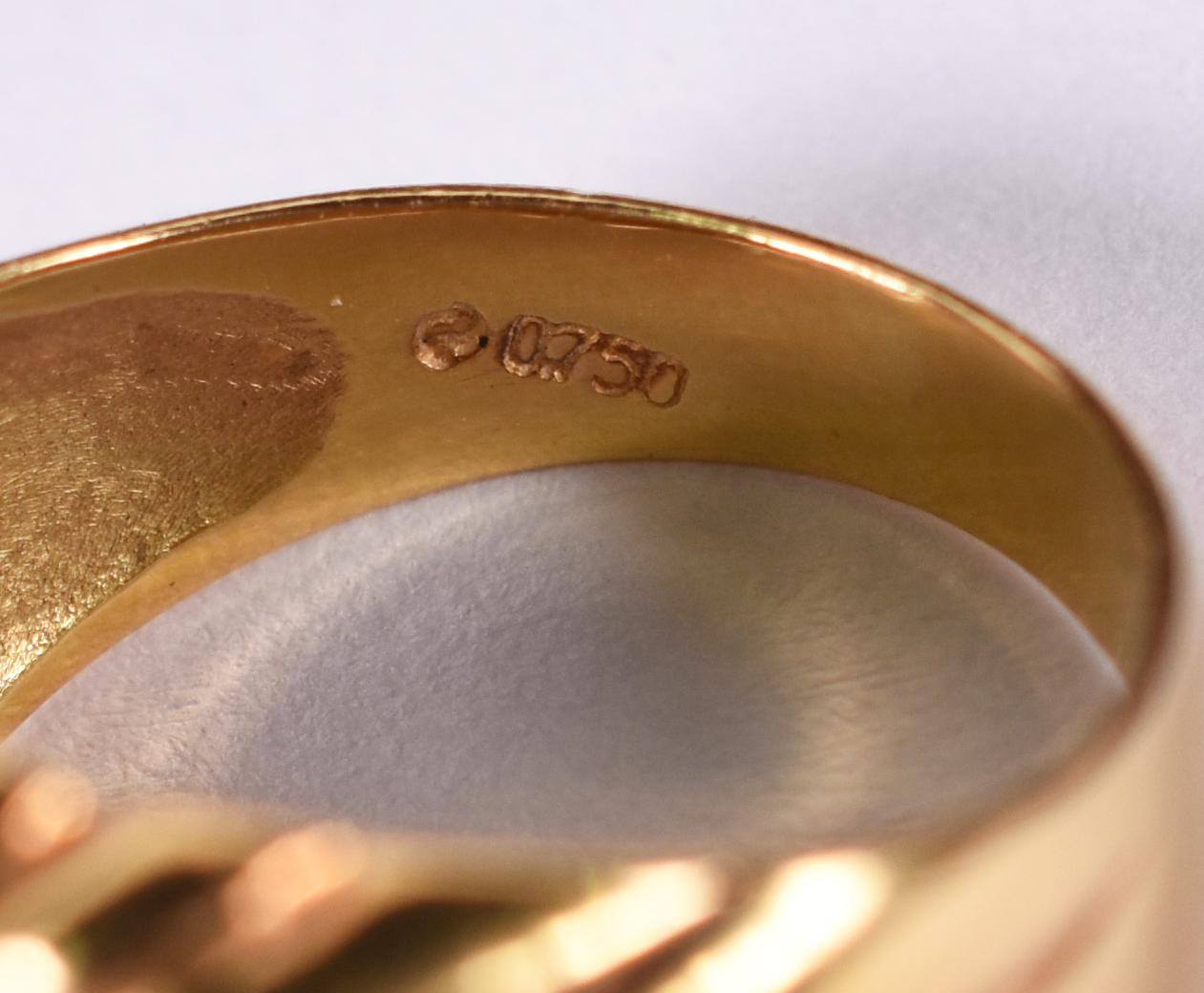 Anel de ouro 18 k . Aro 10 ( Por questão de segurança a peça não se... - foto 4 de 5
