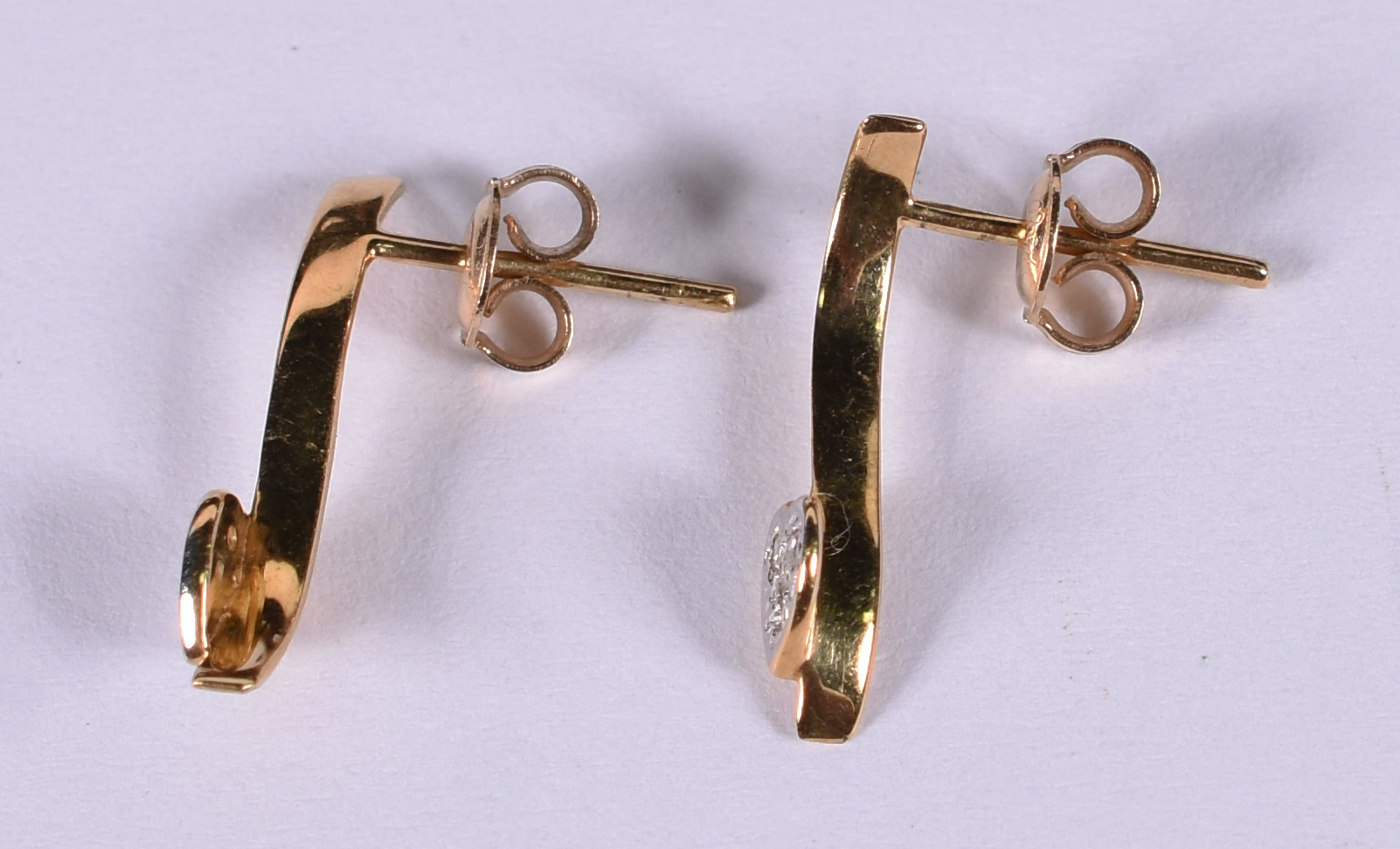 Brinco de ouro 18 k com brilhantes. ( Por questão de segurança a peça... - foto 2 de 2
