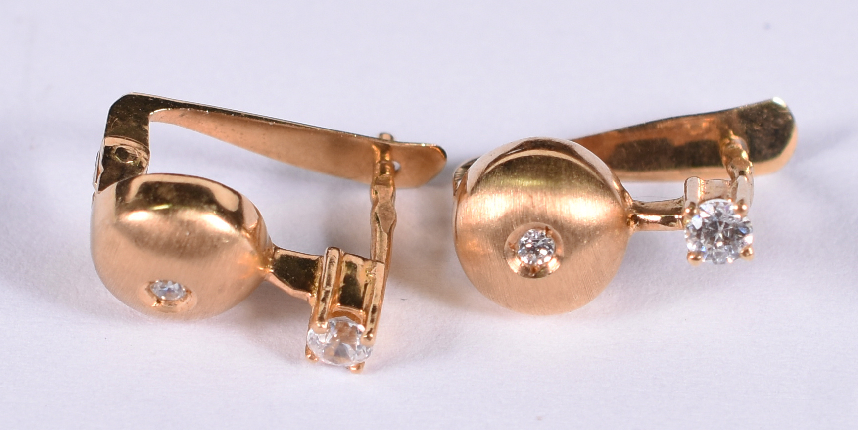 Brinco de ouro 18 k com 4 brilhantes .( Por questão de segurança a... - foto 2 de 4