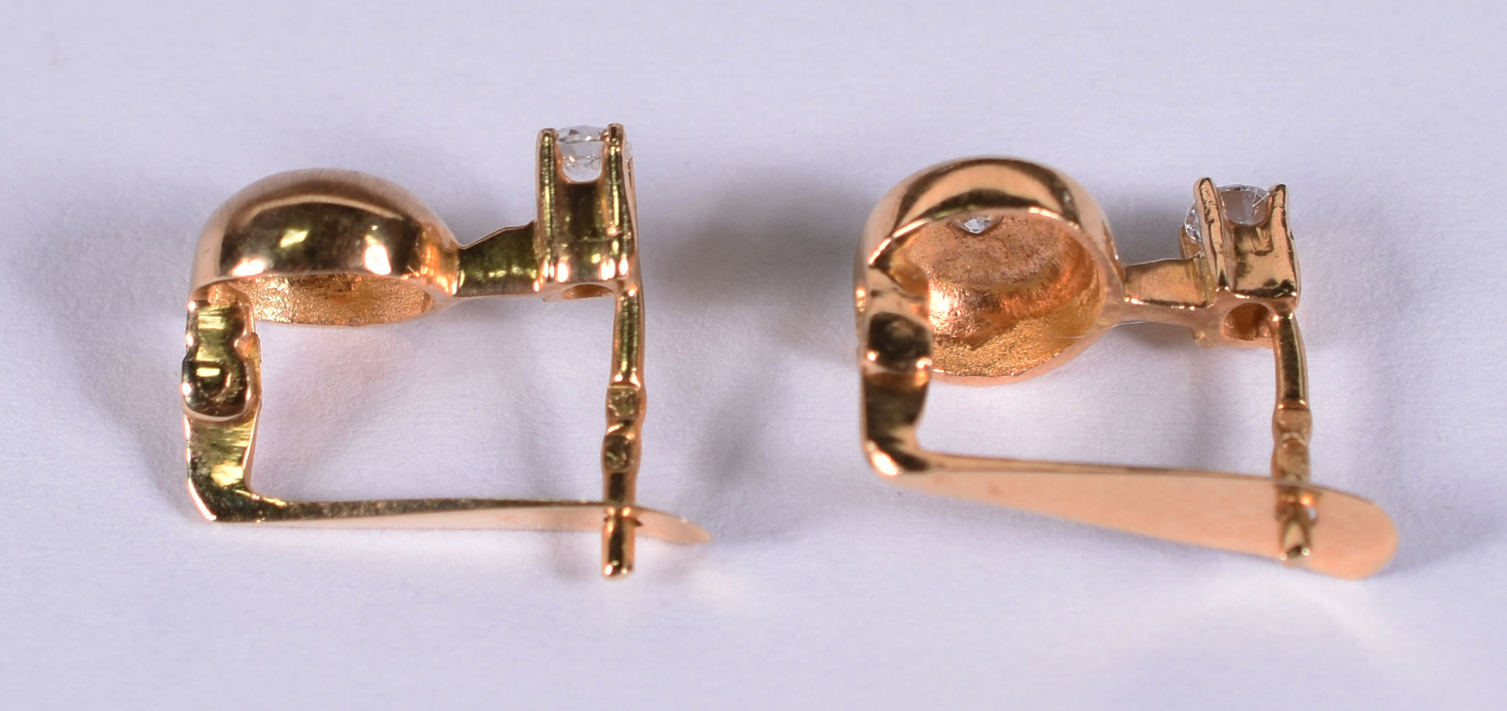 Brinco de ouro 18 k com 4 brilhantes .( Por questão de segurança a... - foto 3 de 4