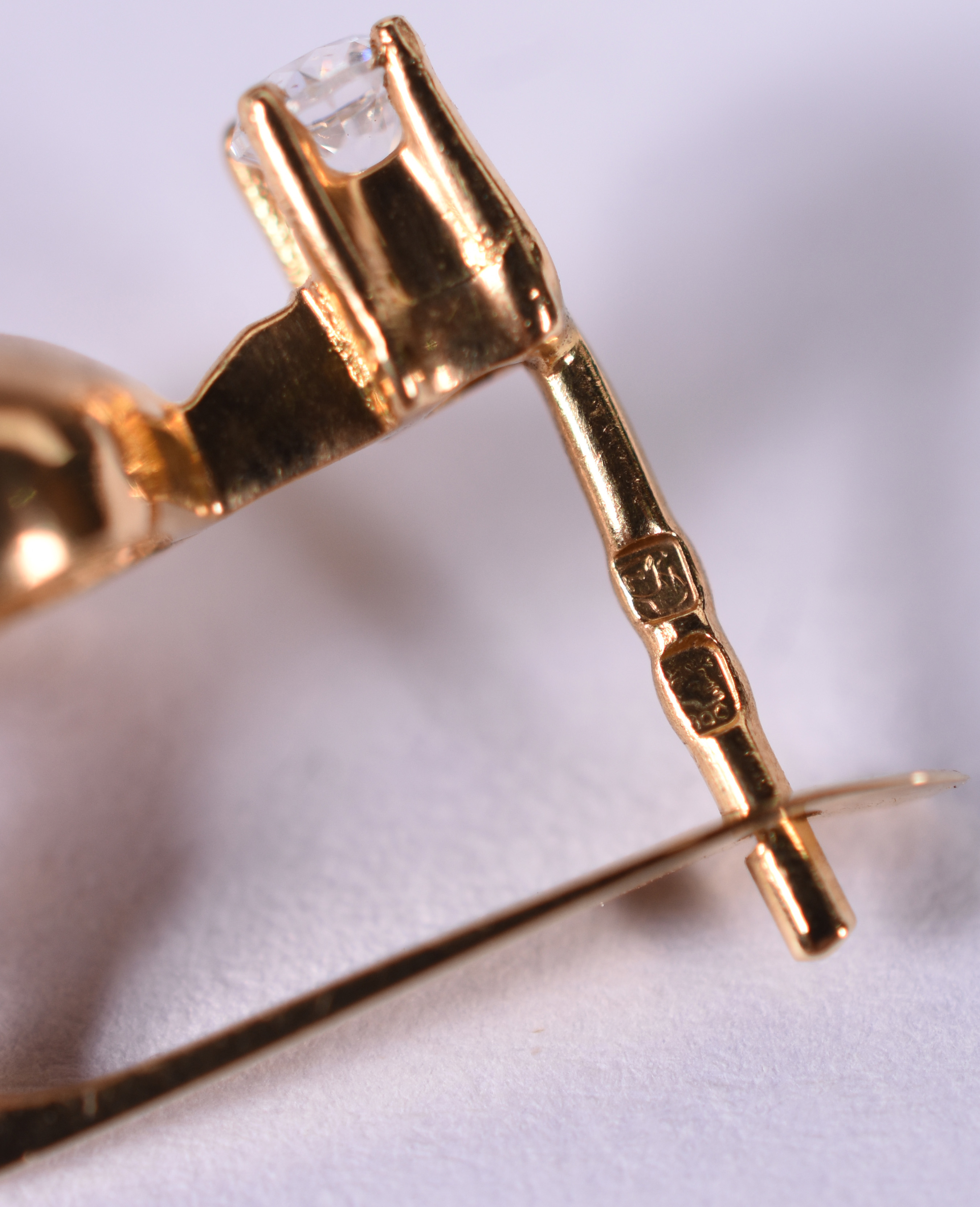 Brinco de ouro 18 k com 4 brilhantes .( Por questão de segurança a... - foto 4 de 4