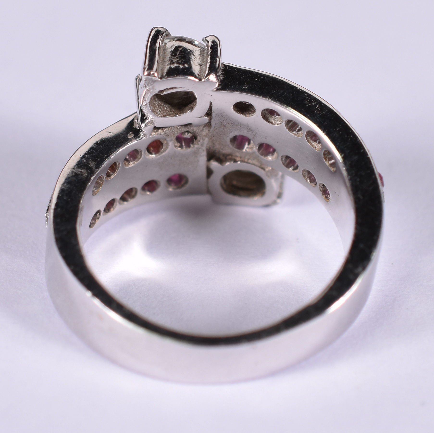 Anel de ouro 18 k branco com brilhante e pedra vermelha . Aro 16 (... - foto 2 de 3