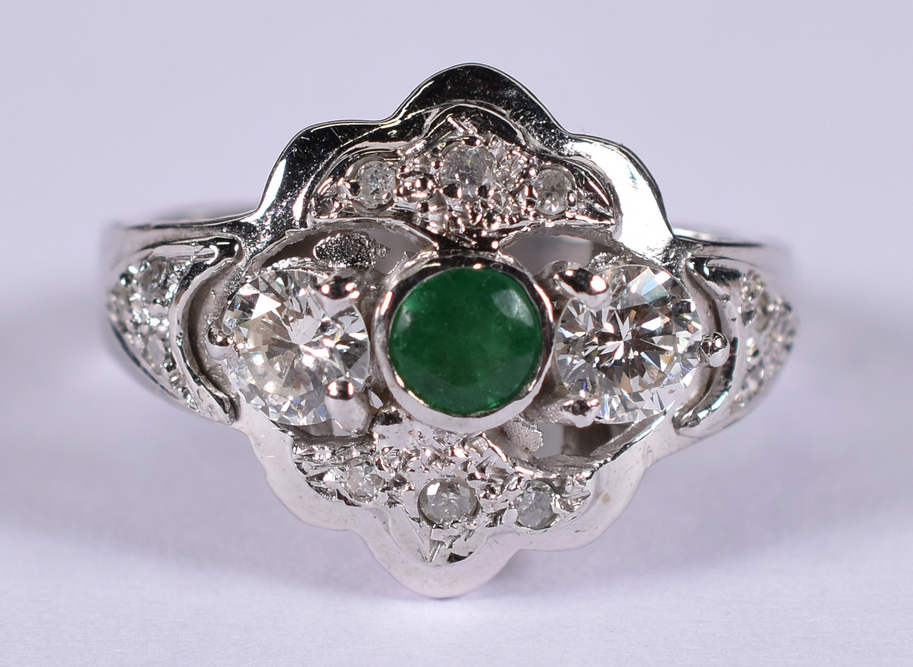 Anel de ouro 18 k branco com brilhantes e esmeralda . Aro 14 ( Por... - foto 1 de 3