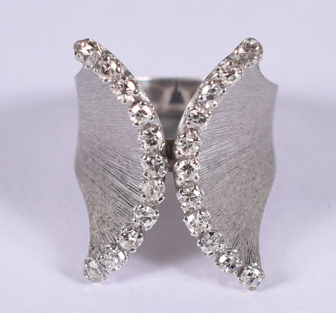 Anel de ouro 18 k branco com brilhantes . Aro 9 ( Por questão de... - foto 1 de 4