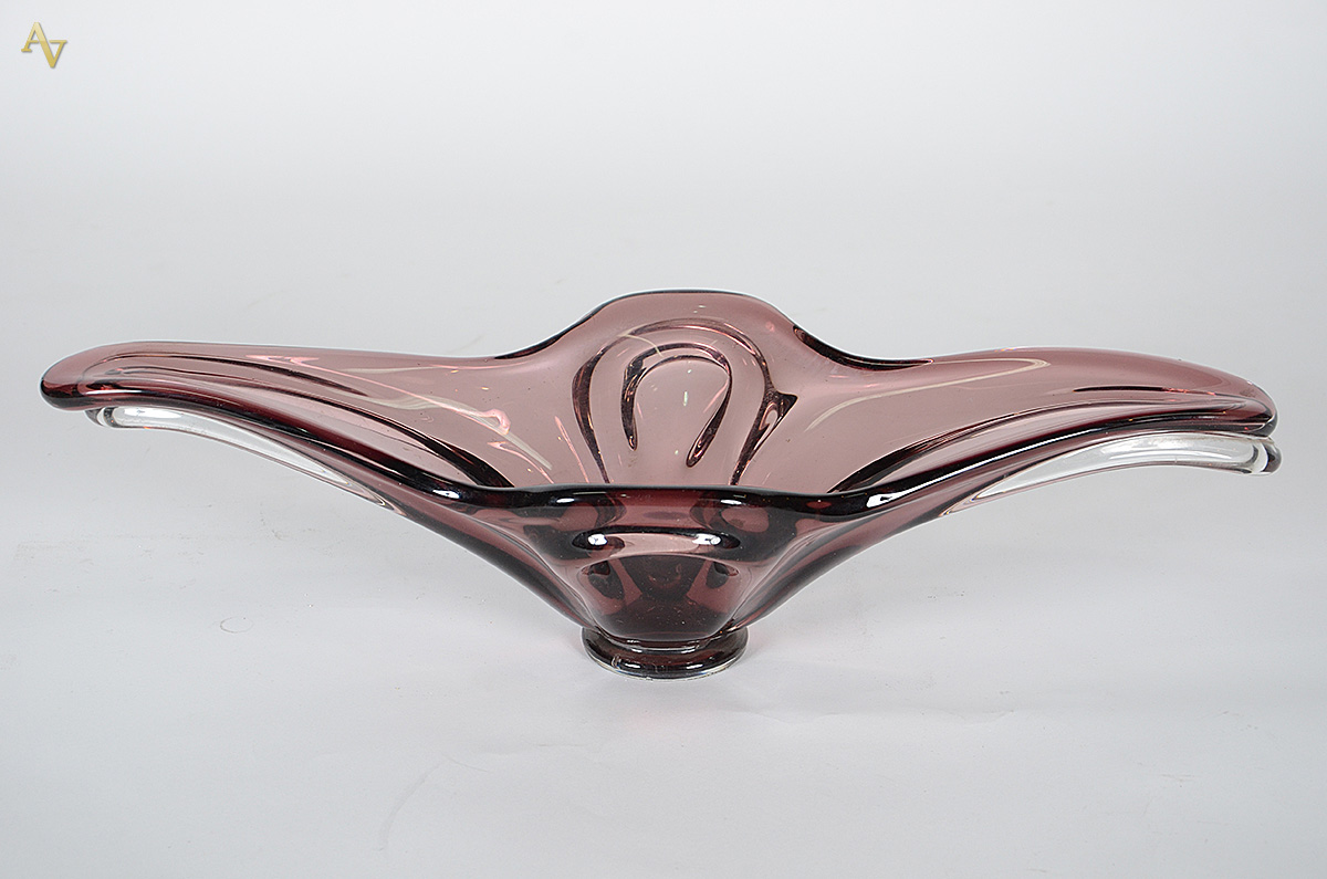Centro de mesa de murano na cor lilás. Medidas 53 x 20 cm e altura 14...