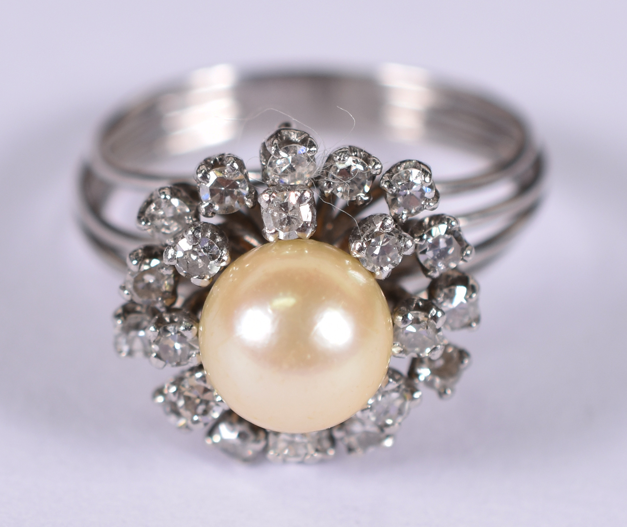 Anel de ouro branco 18 k com brilhantes e 1 pérola . Aro 15 ( Por... - foto 1 de 3