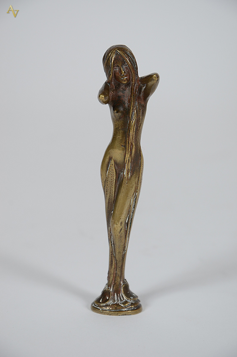 Sinete de bronze representando figura feminina. Altura 11 cm. - foto 1 de 3