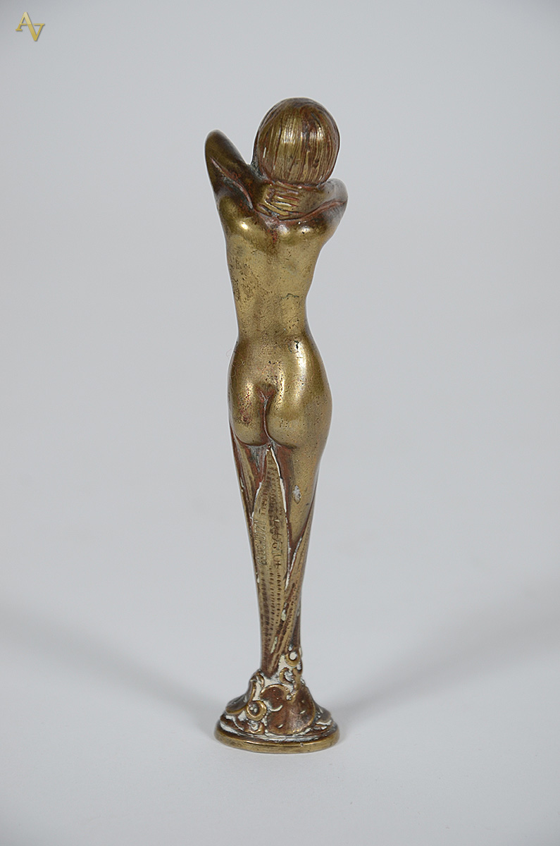Sinete de bronze representando figura feminina. Altura 11 cm. - foto 2 de 3