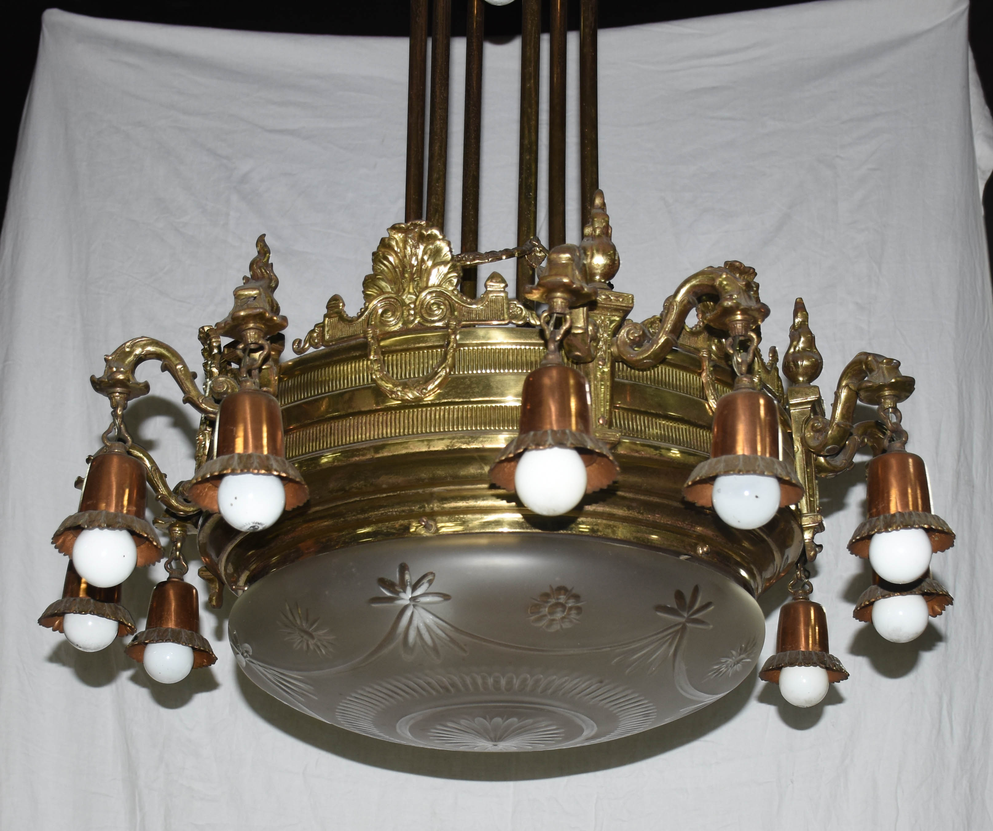 Lustre de metal dourado para 12 luzes . 83 cm de altura . - foto 2 de 2