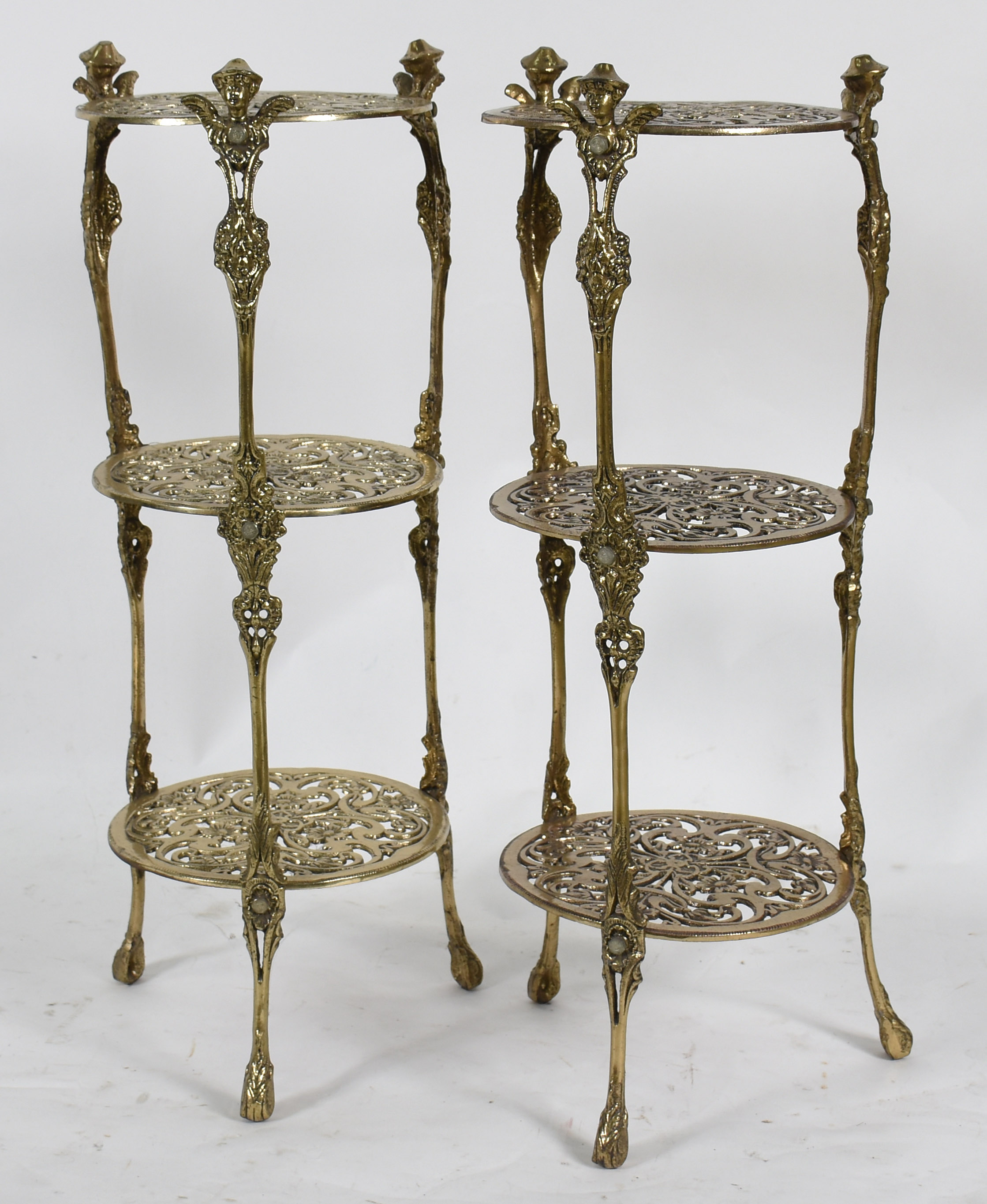 Par de colunas de metal dourado com 3 platôs cada. Medida. 73 cm de... - foto 1 de 3