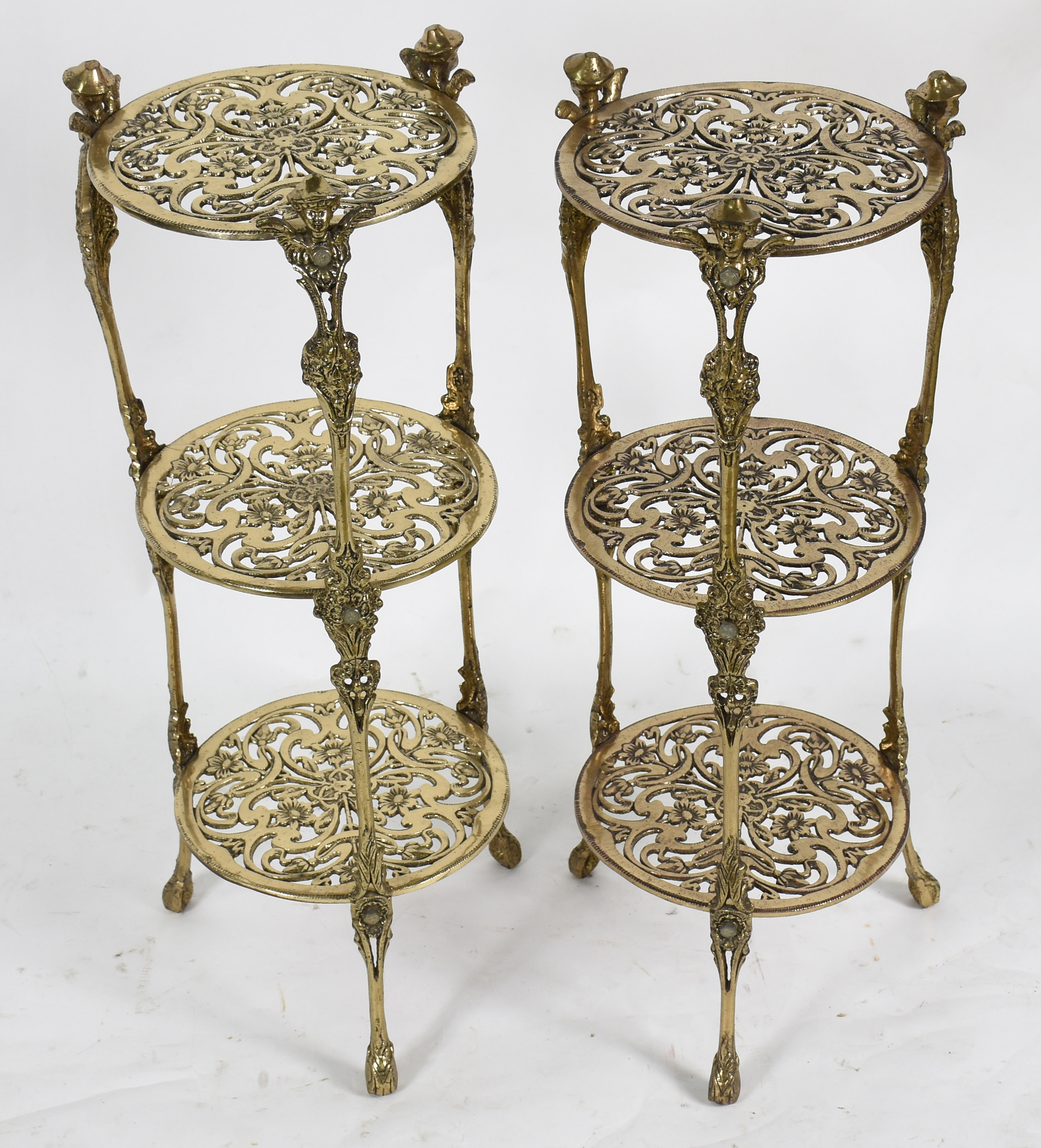 Par de colunas de metal dourado com 3 platôs cada. Medida. 73 cm de... - foto 2 de 3