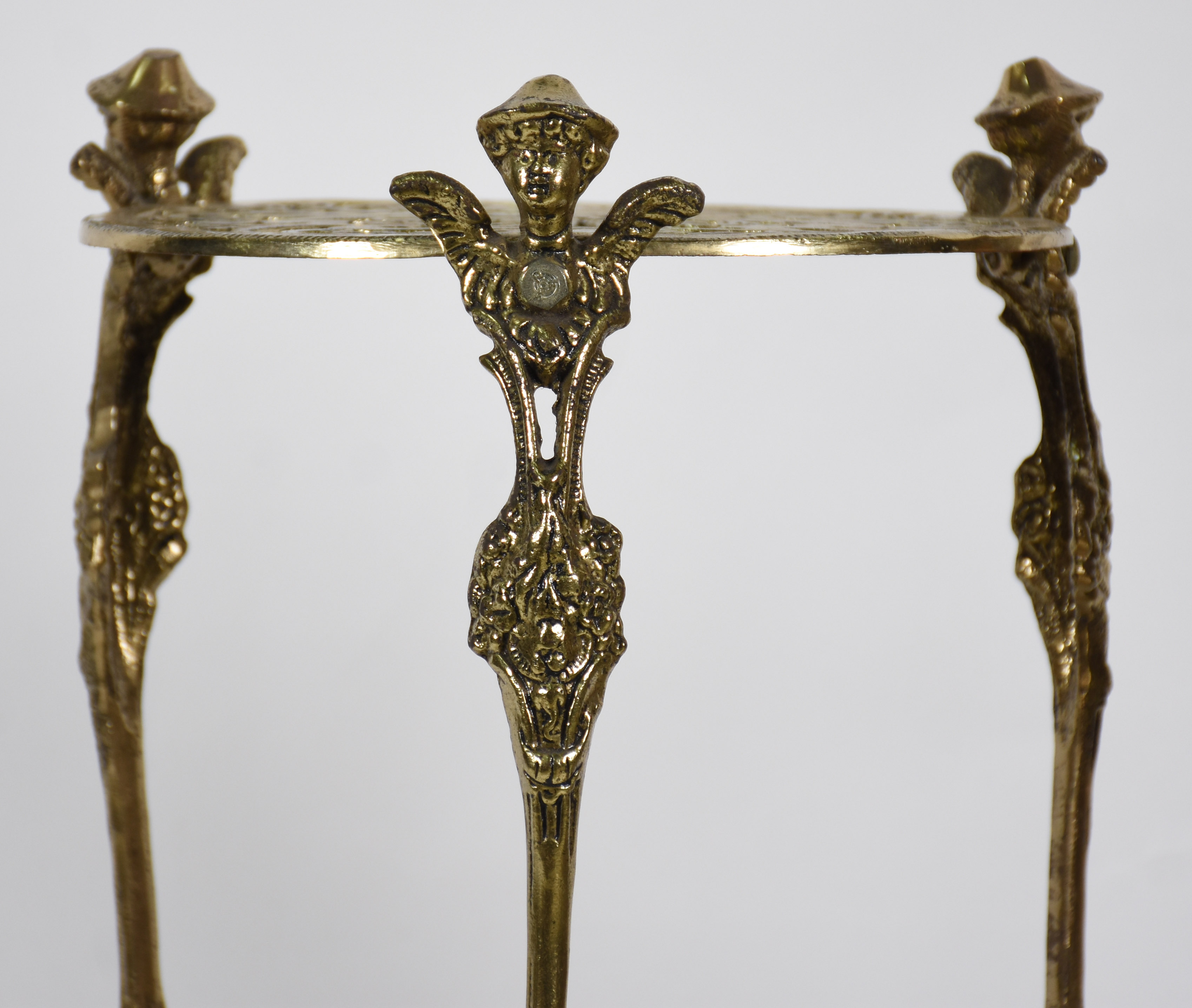 Par de colunas de metal dourado com 3 platôs cada. Medida. 73 cm de... - foto 3 de 3