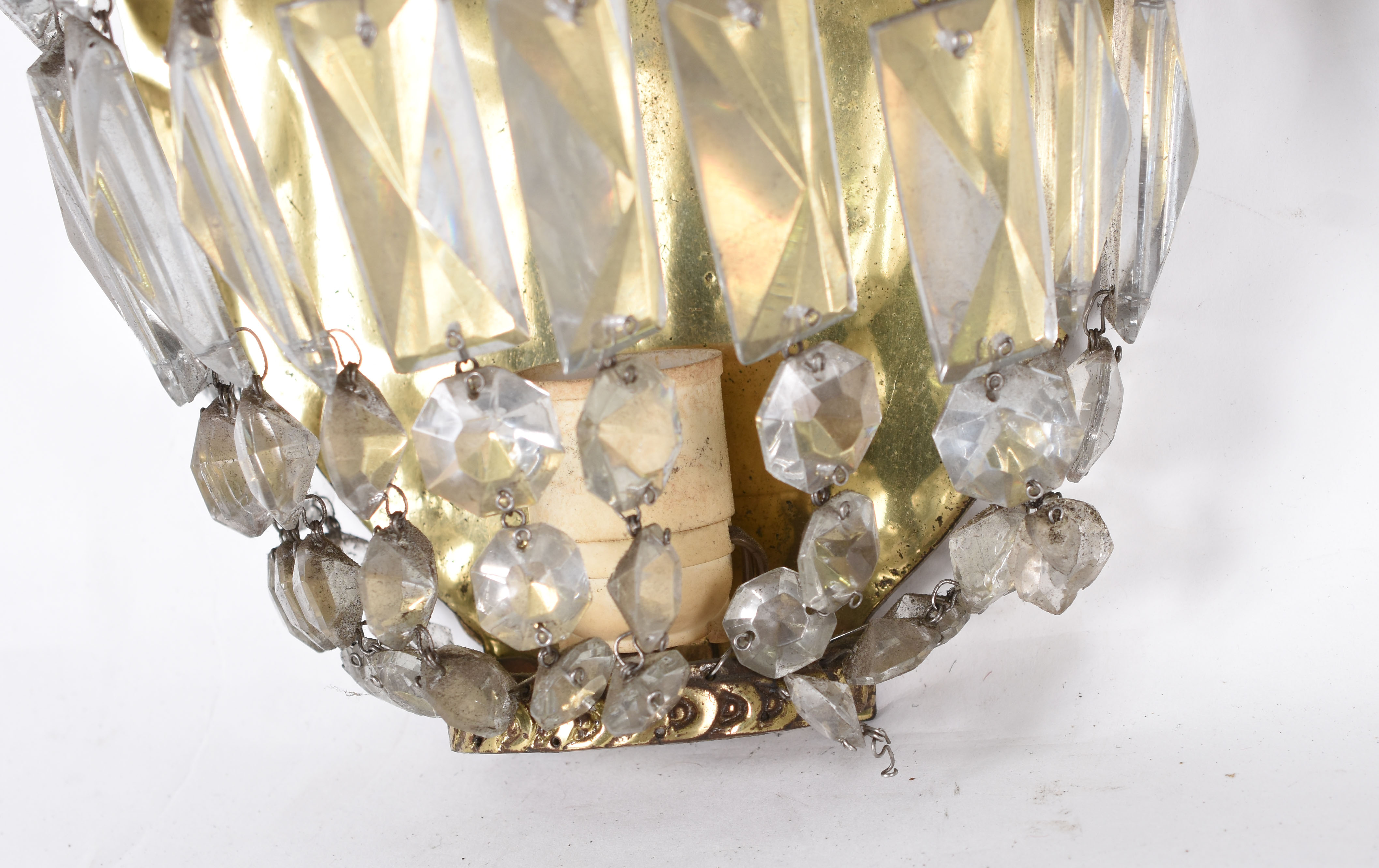 Par de apliques de metal dourado com placas de cristal bisotado... - foto 2 de 3