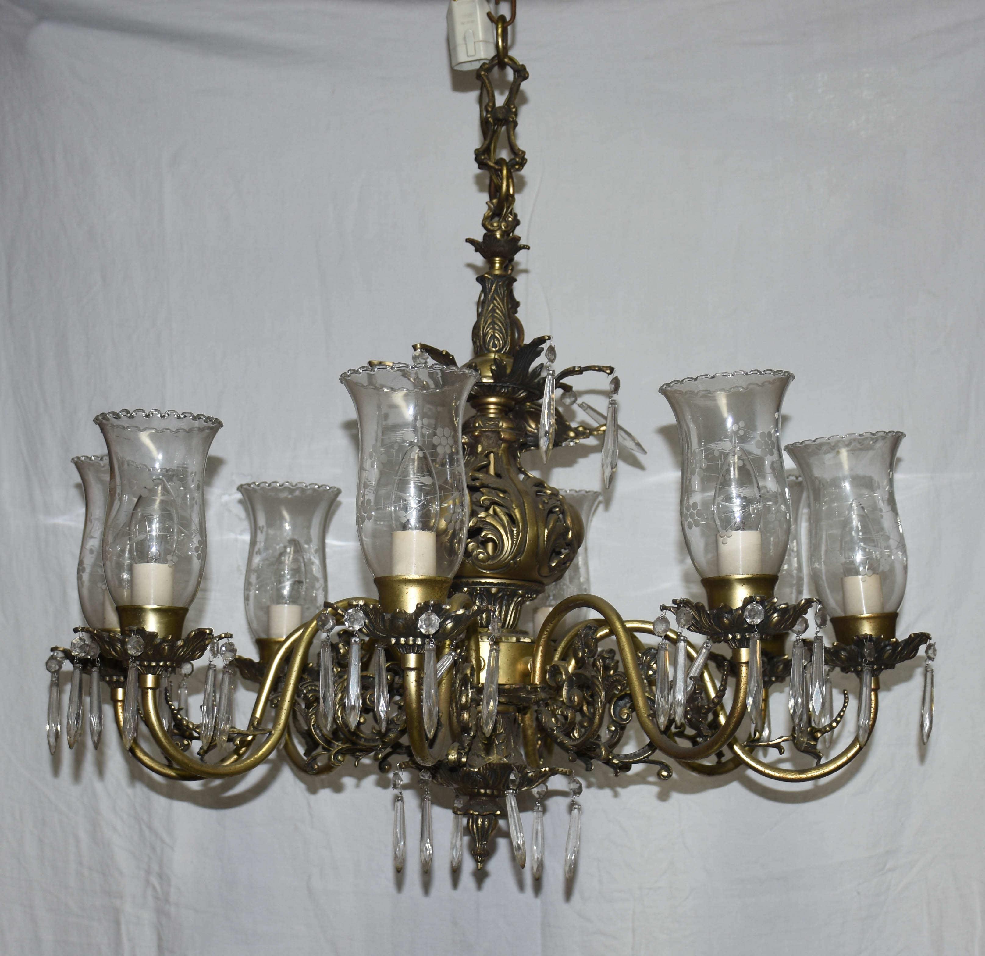 Lustre de metal dourado para 8 luzes, mangas de vidro com bordas... - foto 1 de 2