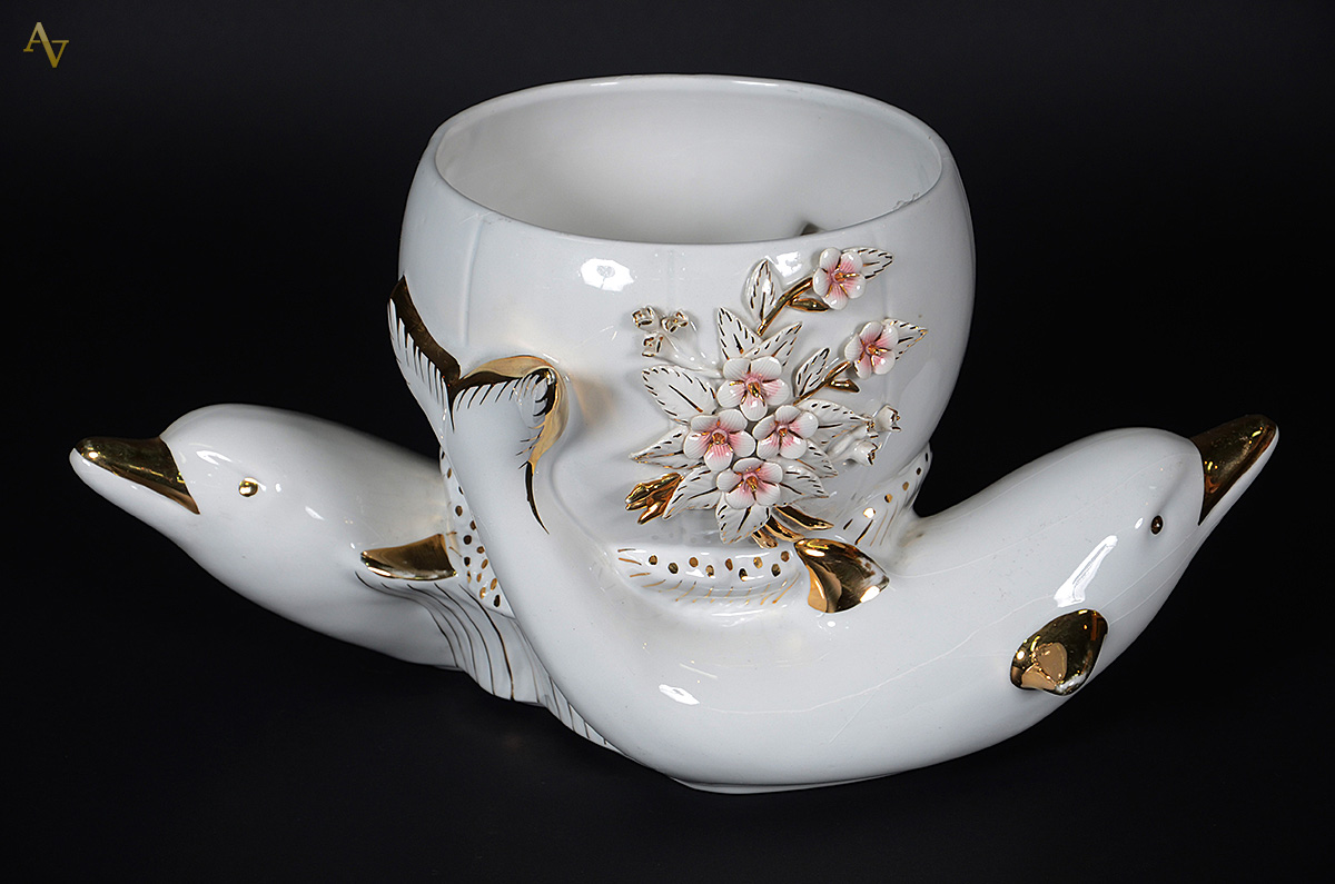 Cachepot de porcelana com golfinhos e detalhes em dourado. Altura 22... - foto 1 de 2