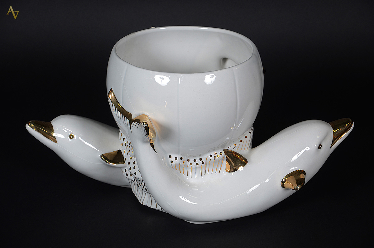 Cachepot de porcelana com golfinhos e detalhes em dourado. Altura 22... - foto 2 de 2