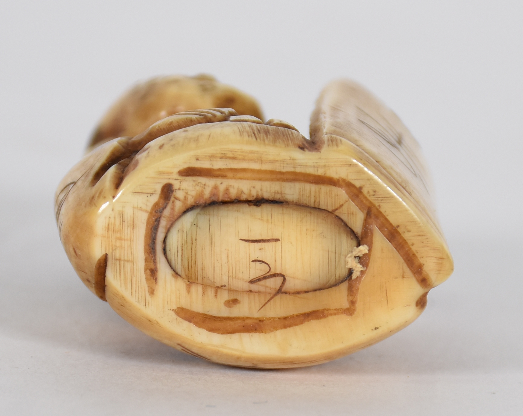 Netsuke de marfim representando figura com placa. - foto 3 de 3