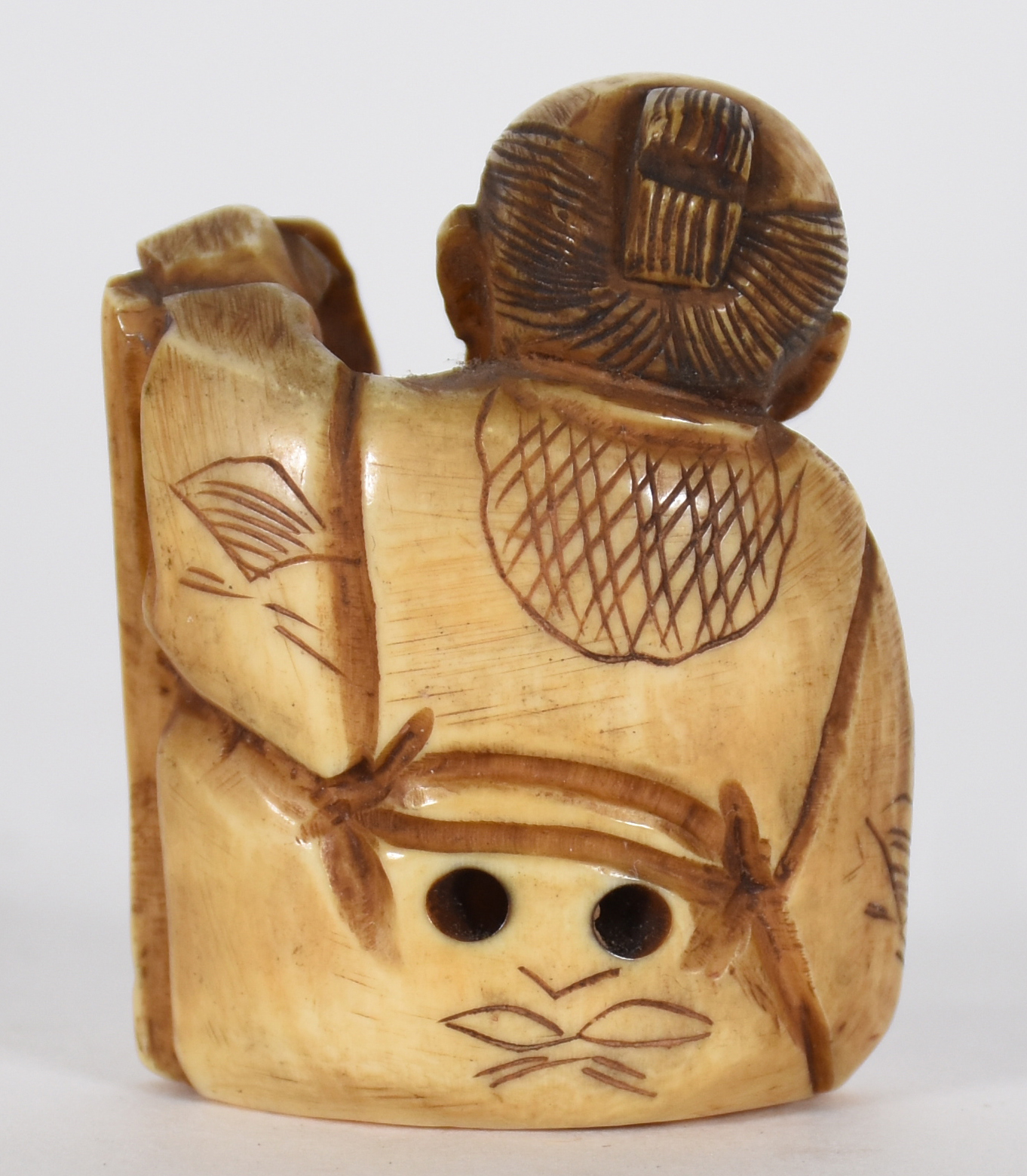Netsuke de marfim representando figura com placa. - foto 2 de 3