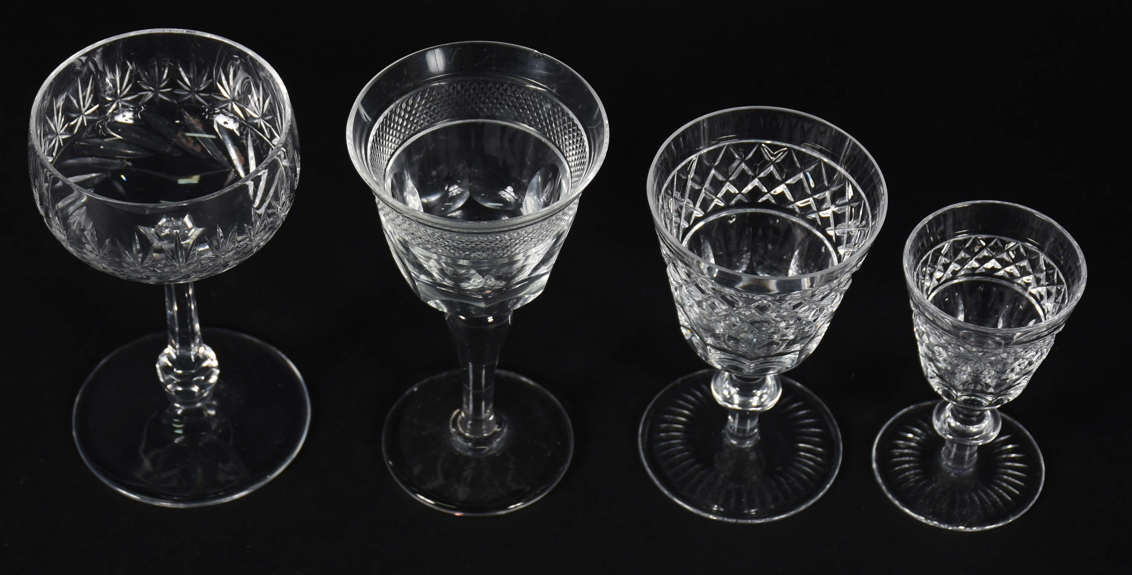Conjunto com diversas taças de cristal , 7 para licor e 12 para vinho... - foto 2 de 5