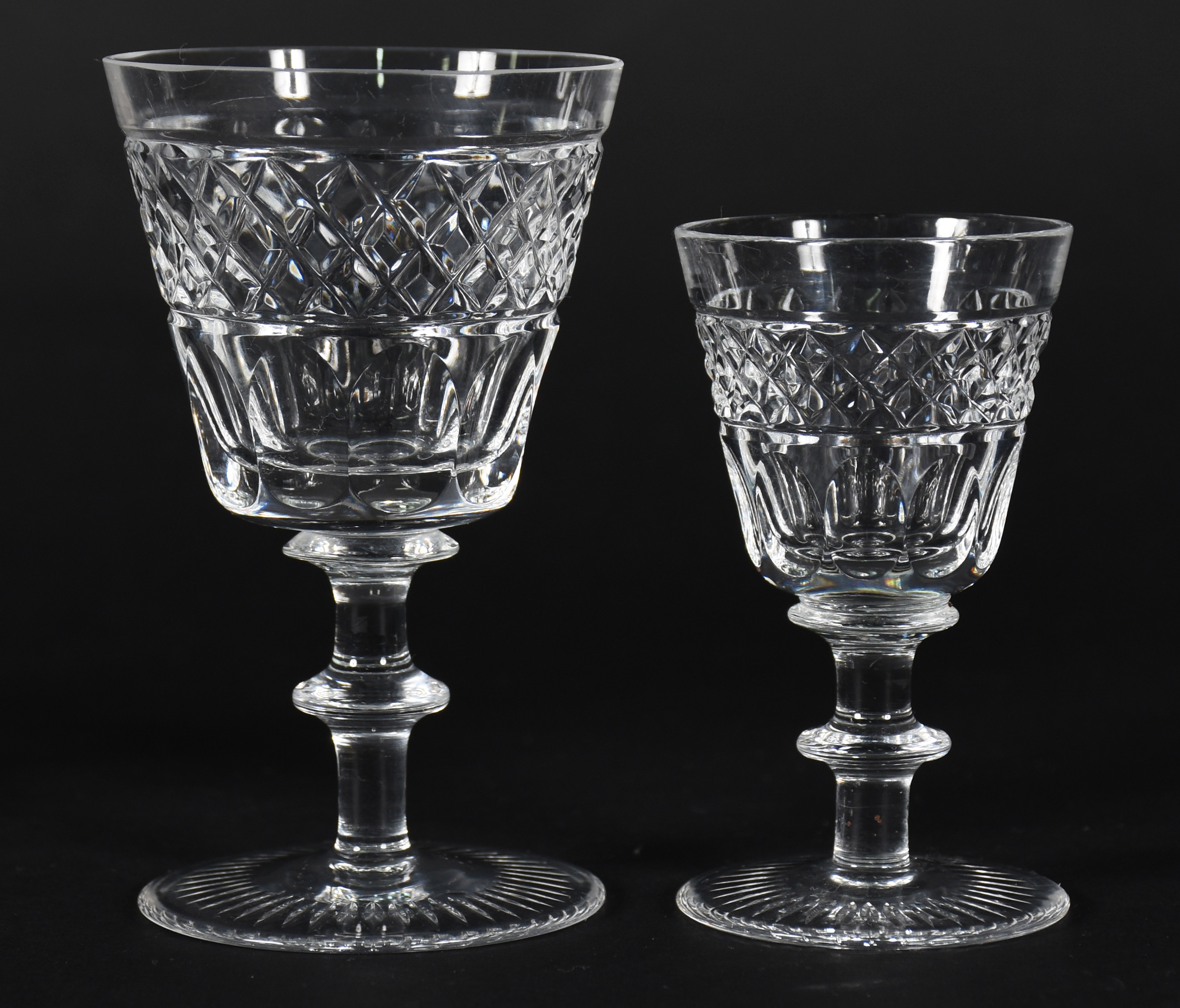 Conjunto com diversas taças de cristal , 7 para licor e 12 para vinho... - foto 4 de 5