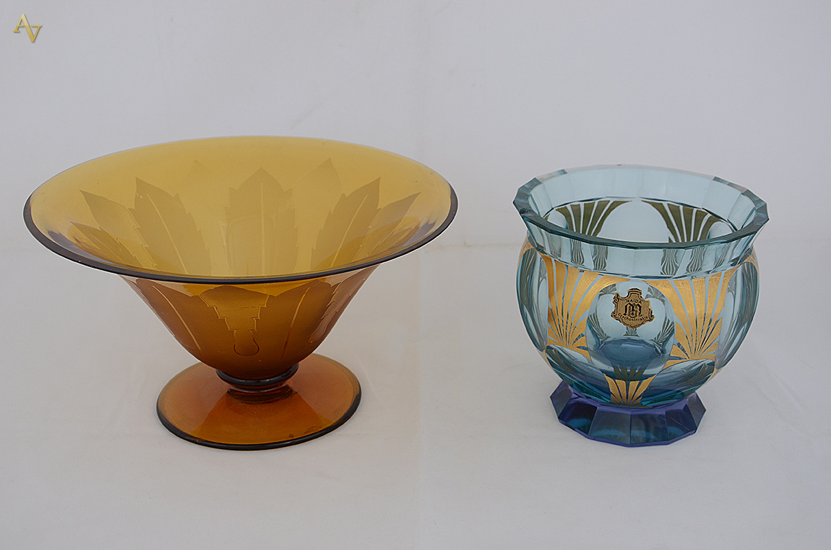 Dois vasos de cristal coloridos (azul com bicado na base). Altura 12...