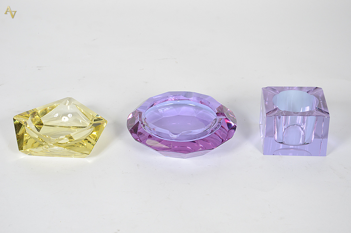 Conjunto com três cinzeiros diversos de cristal. Alturas de 4,5 cm à...