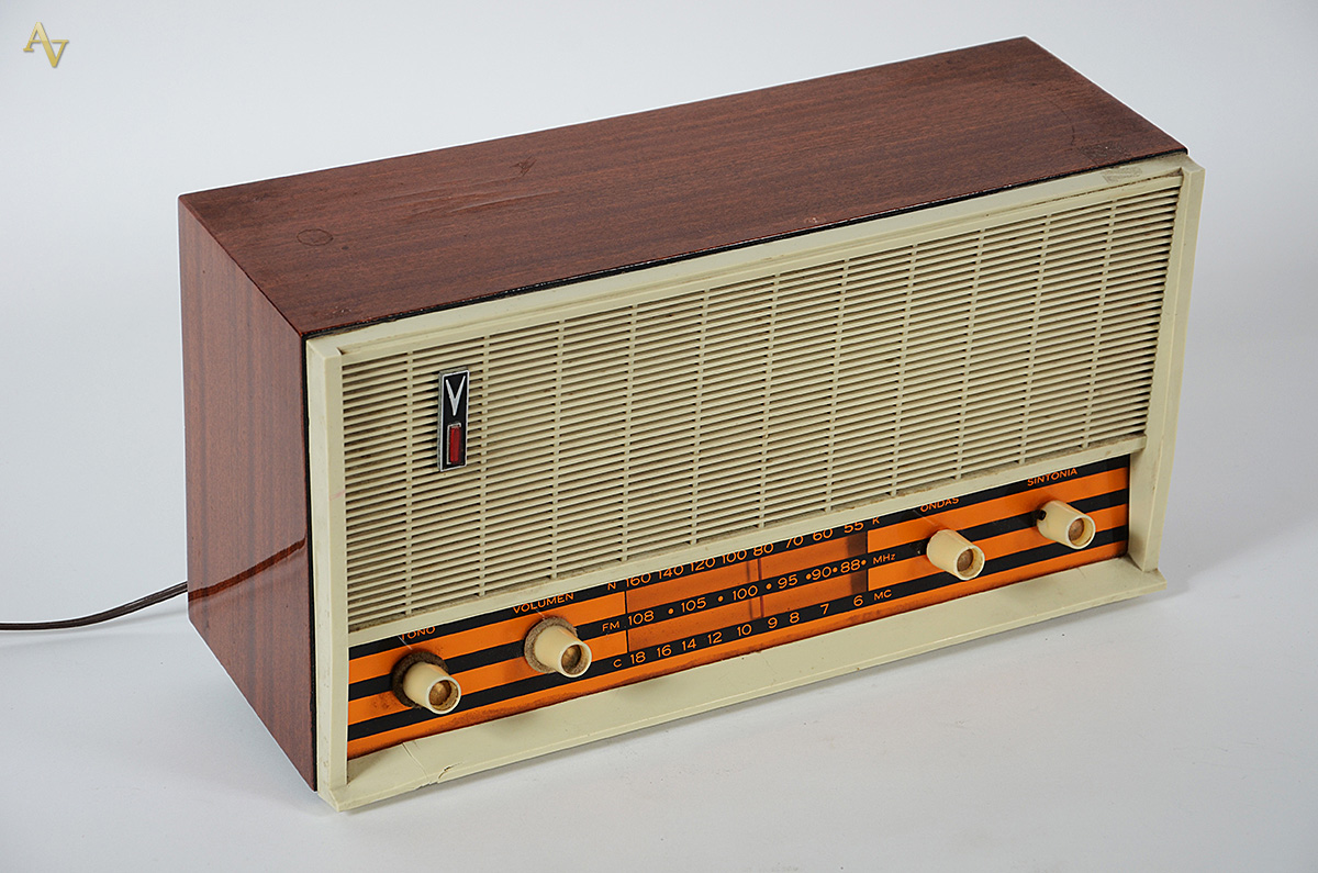 Antigo rádio. Medidas 42 x 15 cm e altura 24 cm (no estado).