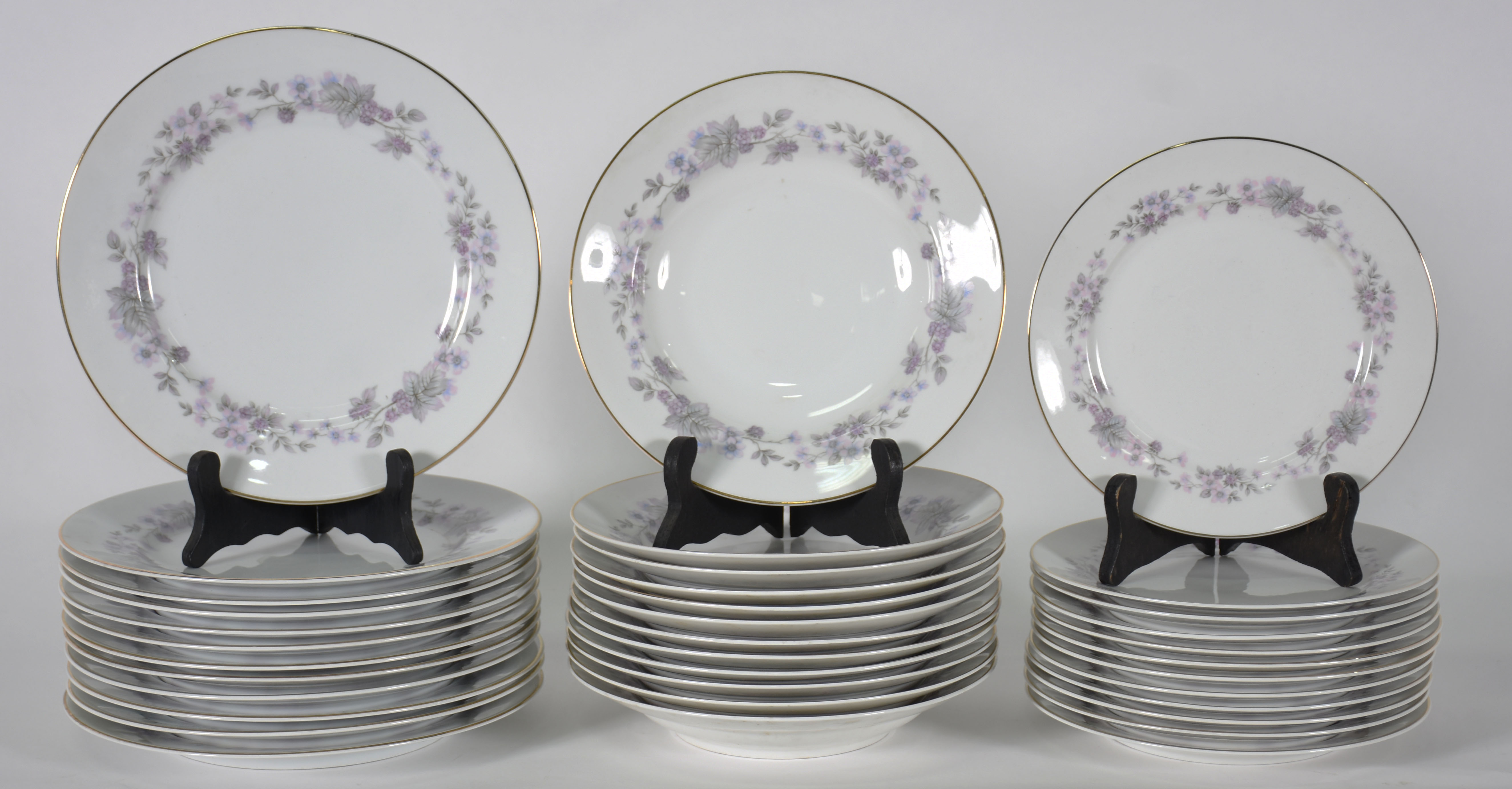 Aparelho de jantar de porcelana Rosenthal , composto de : 12 pratos... - foto 1 de 3