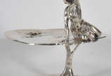 Fruteira de metal prateado com figura feminina . - Fruteira de metal prateado com figura feminina .