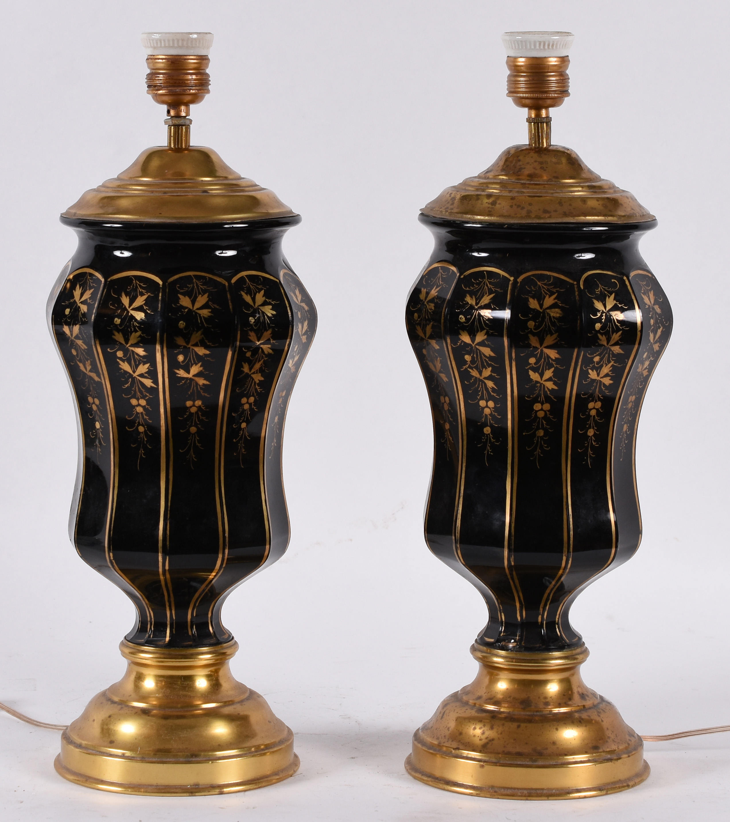 Par de abajures – Bases em opalina negra – Decoração floral a ouro... - foto 2 de 3