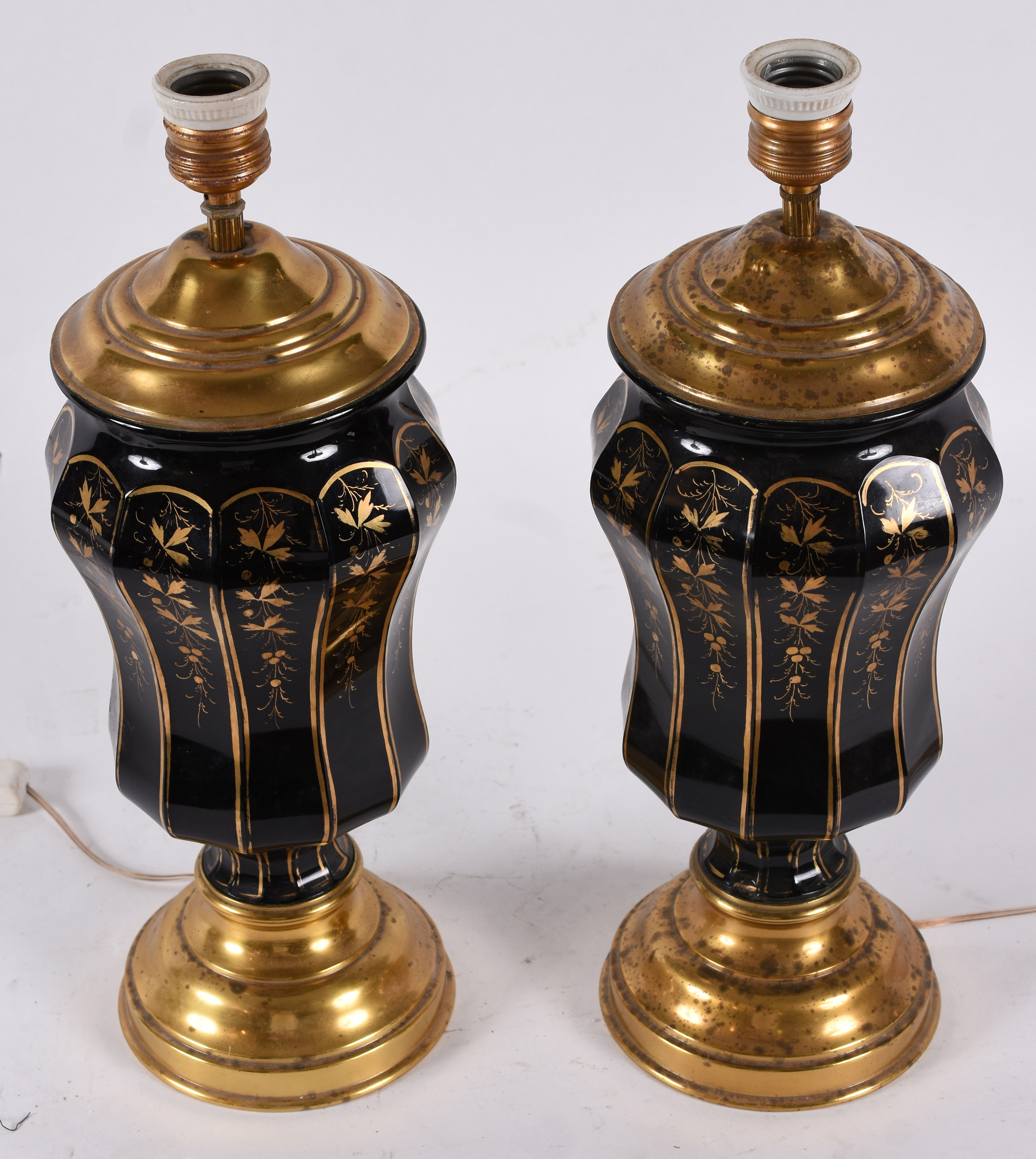Par de abajures – Bases em opalina negra – Decoração floral a ouro... - foto 3 de 3