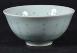 Bowl Celadon – Pequena tigela – Porcelana chine... - Bowl Celadon – Pequena tigela – Porcelana chinesa – Decoração “bago de arroz”, fundo verde celadon liso 
China – Século XX.