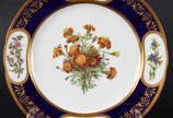 Prato decorativo – Porcelana de Sèvres – Decora... - Prato decorativo – Porcelana de Sèvres – Decoração em azul cobalto e ouro com flores em reservas e ao centro. Curiosidade: cada espécie represen...