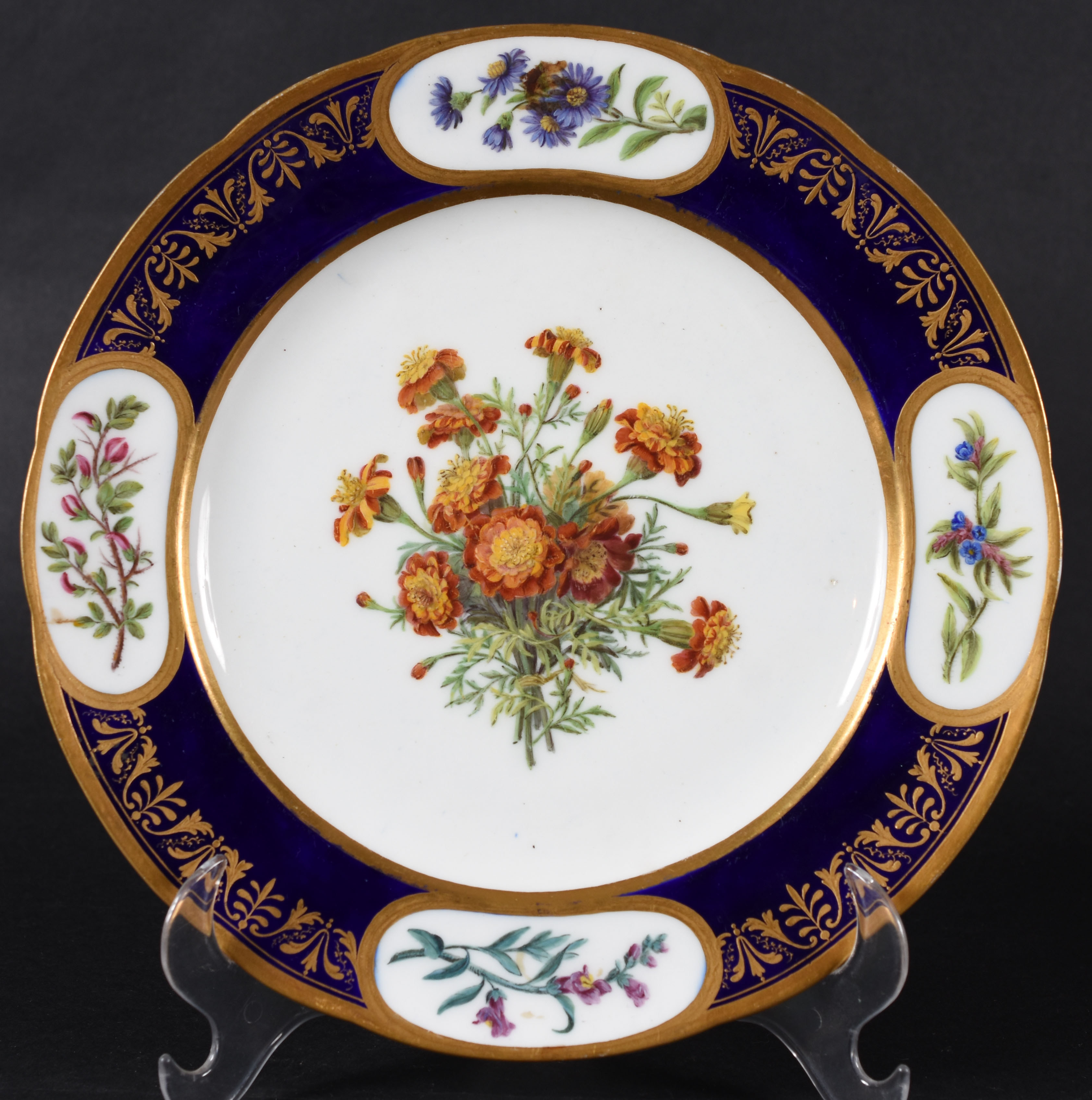 Prato decorativo – Porcelana de Sèvres – Decoração em azul cobalto e... - foto 1 de 2