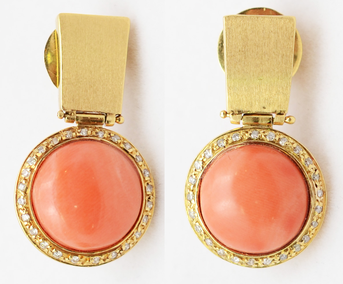 Par de brincos de ouro amarelo 18 k com aproximadamente 80 brilhantes...