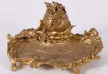 Tinteiro “Art Nouveau” – Bronze francês pitado ... - Tinteiro “Art Nouveau” – Bronze francês pitado em dourado – Decoração com recipiente em forma de romã, com bandeja e porta penas em concheados e...