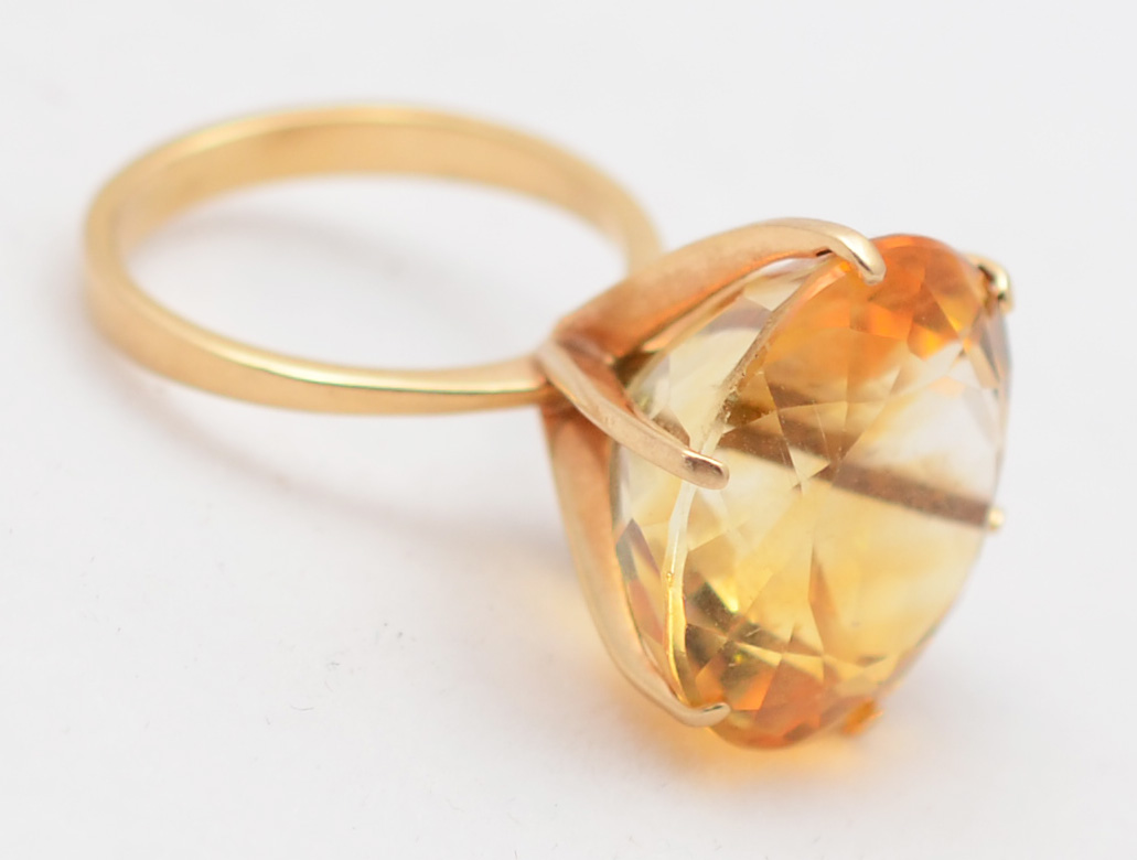 Anel de ouro amarelo 18 k e topázio - Peso total 8,5 g - Aro 16. - foto 1 de 2