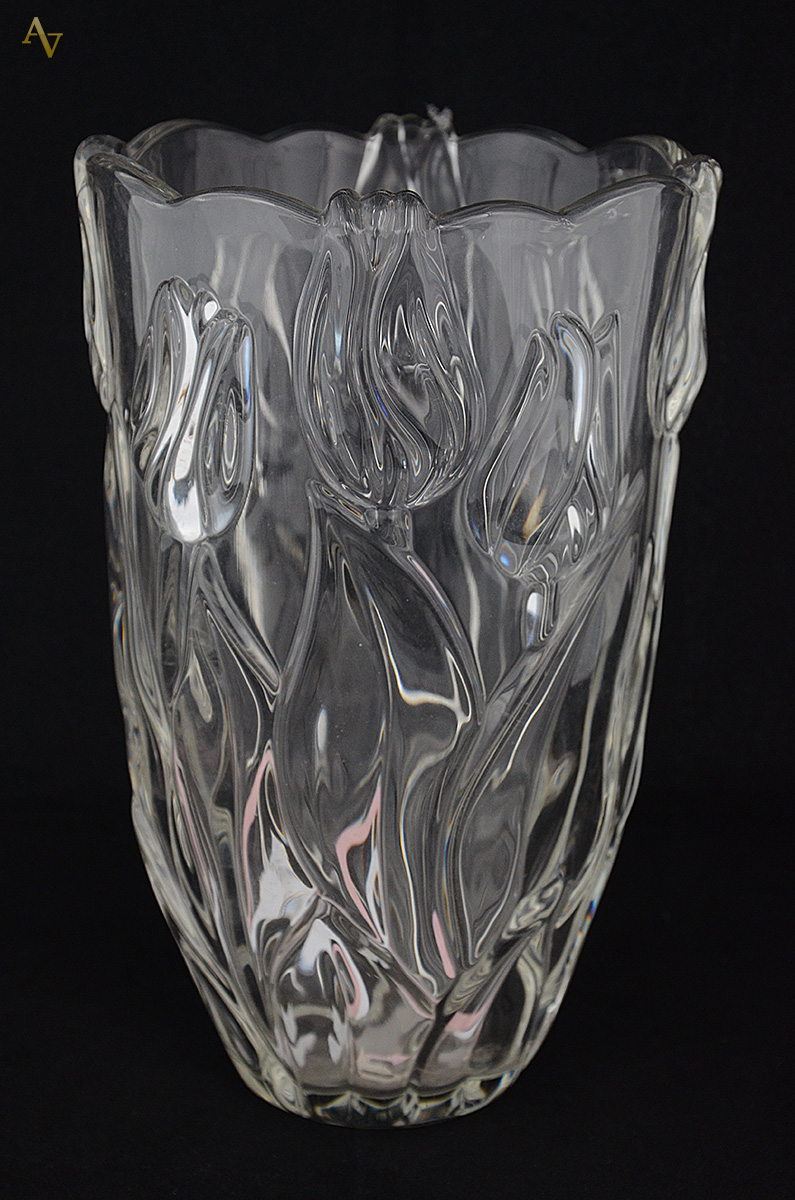 Jarro de cristal com flores em relevo. Altura 24 cm.