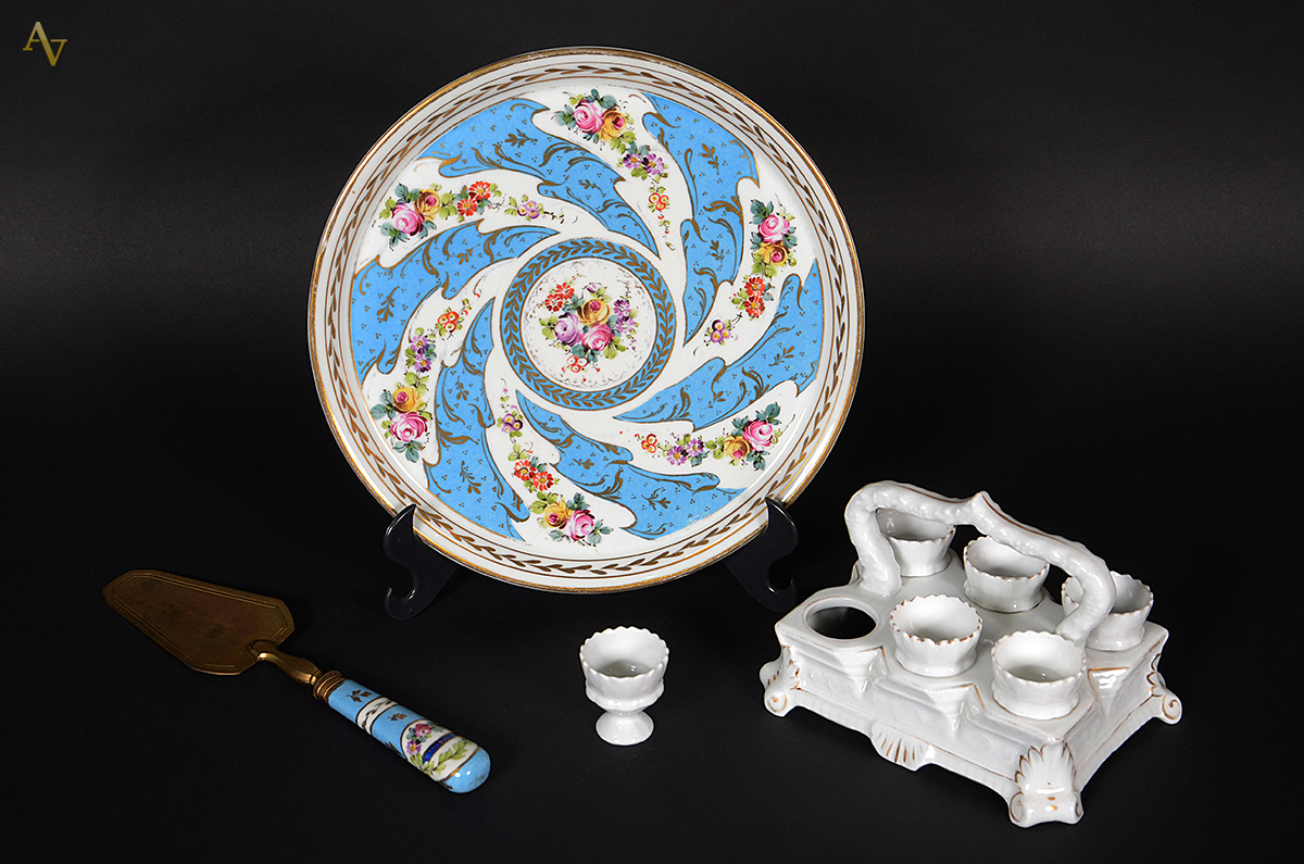 Três peças, sendo prato para bolo de porcelana com espátula e porta...